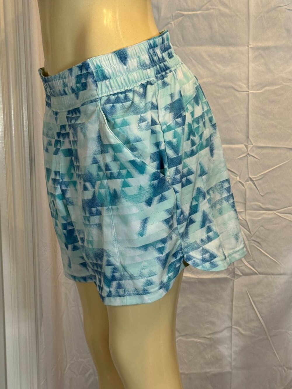Columbia Teal Geometric print 2 in 1 Wicking Shorts Women's L. Like new!